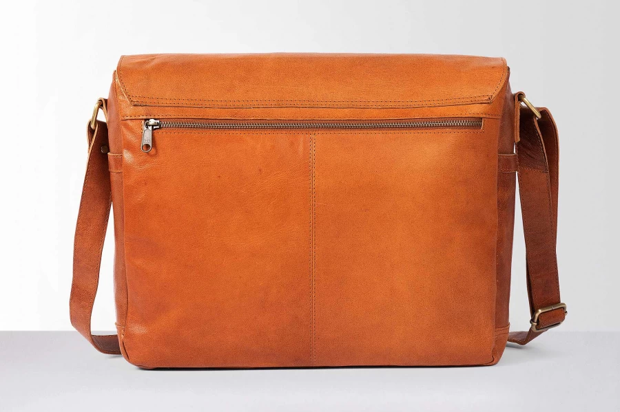 HOLZRICHTER Men's Leather Shoulder Bag No.4-1 - Stylish & Durable Crossbody Bag for Men