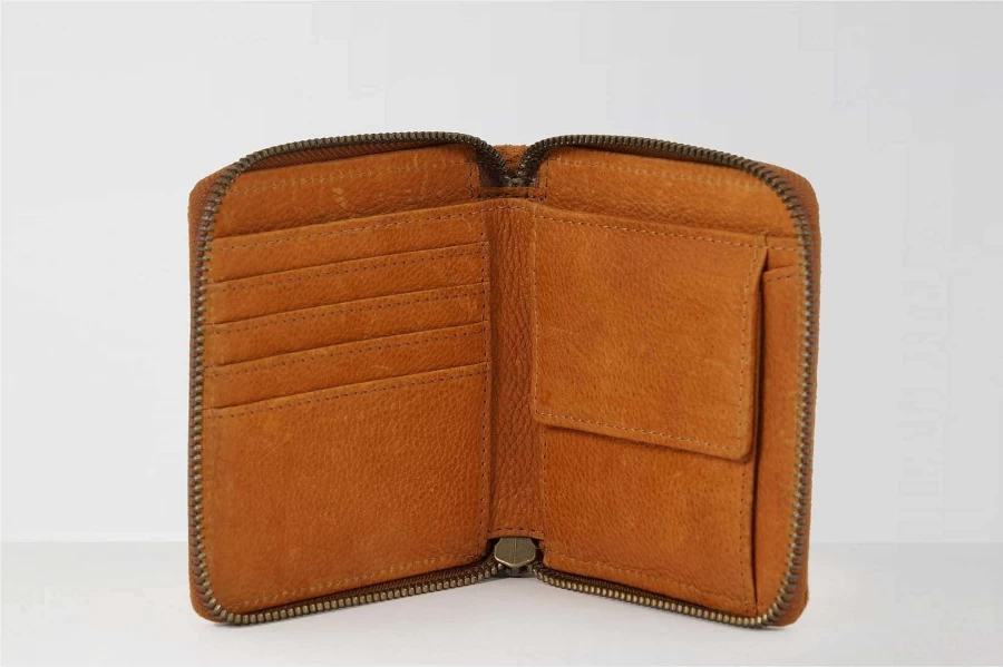 HOLZRICHTER Women's Leather Wallet No. 8-2 - Stylish & Compact Card Holder for Everyday Use